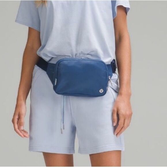 Everywhere Belt Bag Large 2L Lululemon pitch blue - Picture 3 of 15